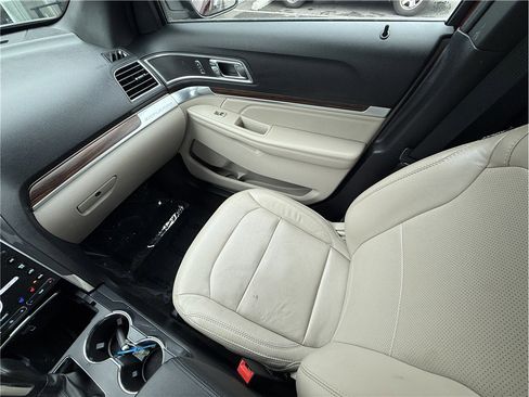 Used 2018 Ford Explorer Limited w/ Ford Safe & Smart Package FWD image 9