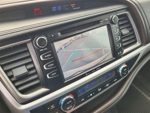 Used 2019 Toyota Highlander XLE image 16