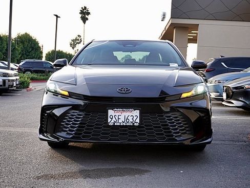 Used 2025 Toyota Camry SE image 4