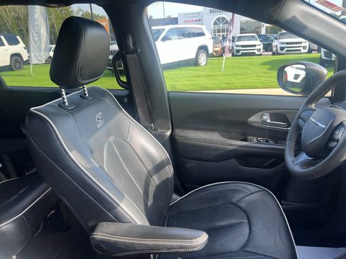 Used 2022 Chrysler Pacifica Limited w/ S Appearance Package FWD image 16