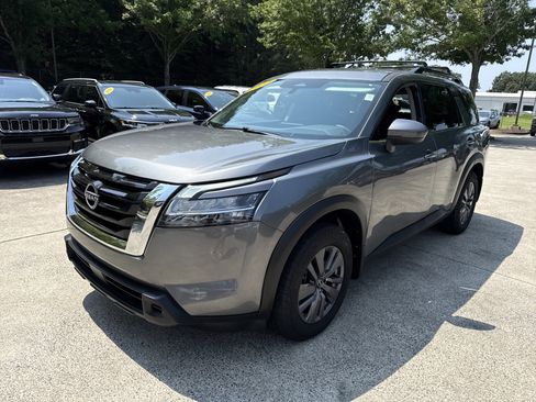 Used 2022 Nissan Pathfinder SV FWD image 3