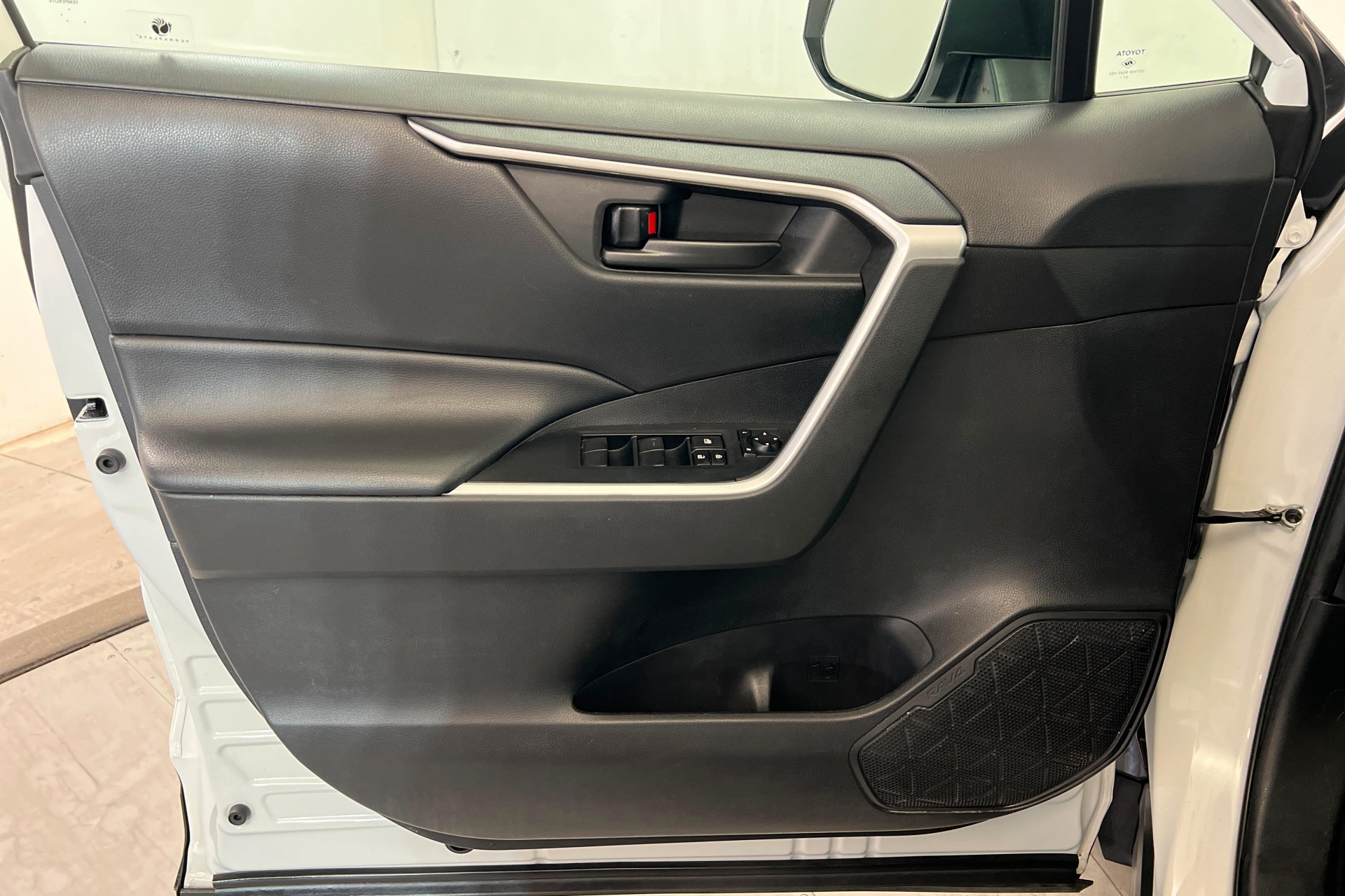 Used 2022 Toyota RAV4 LE FWD image 15