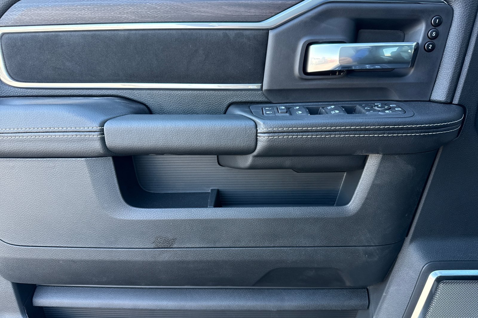 New 2026 RAM 3500 Laramie AWD/4WD image 14