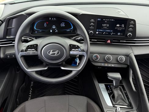 Certified 2025 Hyundai Elantra SE FWD image 11