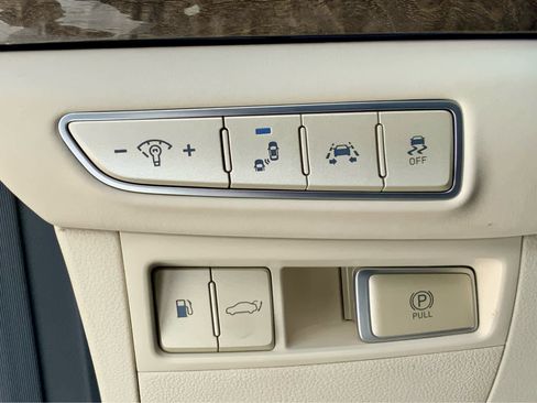 Used 2017 Genesis G90 3.3T Premium image 49