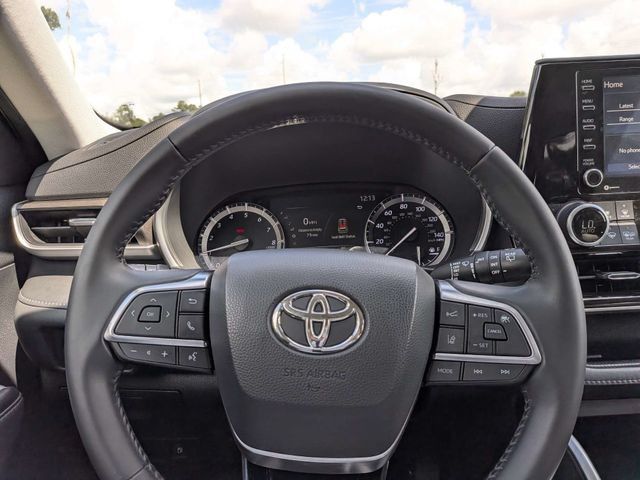 Used 2021 Toyota Highlander XLE FWD image 23