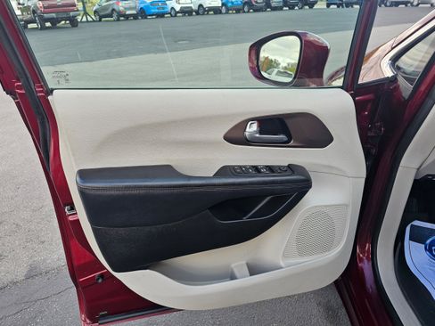 Used 2017 Chrysler Pacifica Touring-L image 12