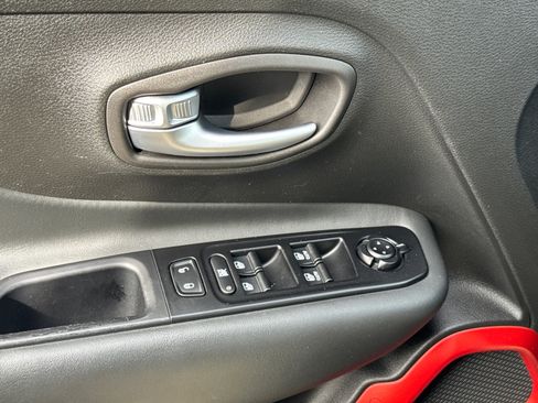 Used 2019 Jeep Renegade Trailhawk image 30