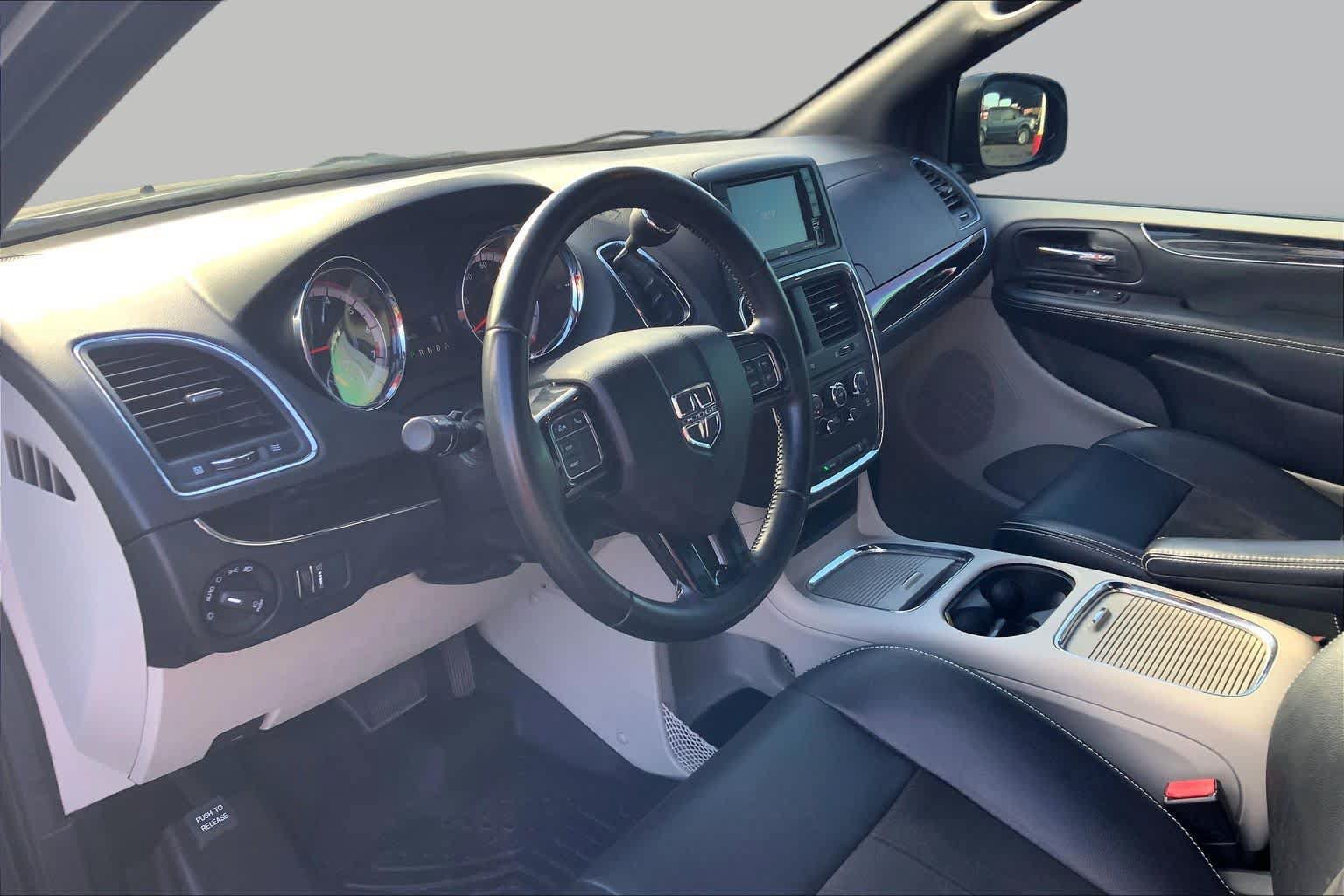 Used 2019 Dodge Grand Caravan SXT FWD image 18