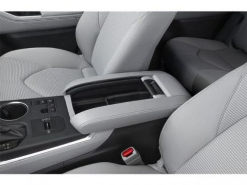 Certified 2025 Toyota Highlander LE FWD image 13