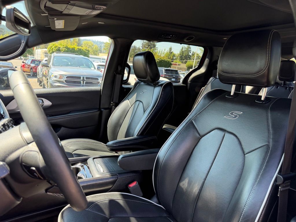 Used 2025 Chrysler Pacifica Limited FWD image 15