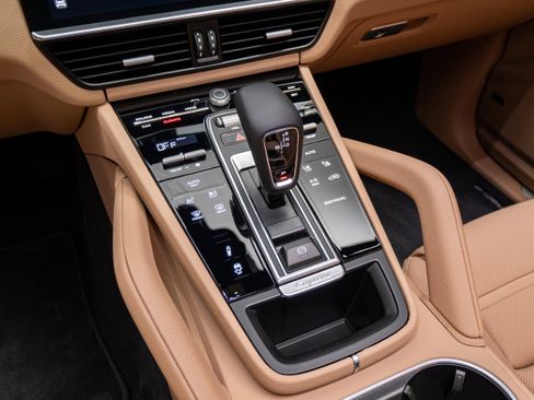 Certified 2023 Porsche Cayenne Platinum Edition AWD/4WD image 22