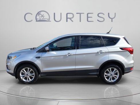 Used 2019 Ford Escape SE FWD image 2