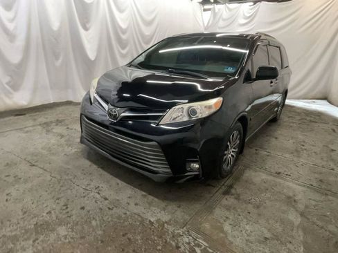 Used 2018 Toyota Sienna XLE FWD image 14
