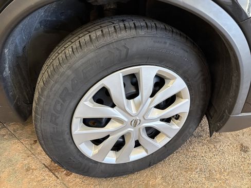 Used 2020 Nissan Rogue S image 11