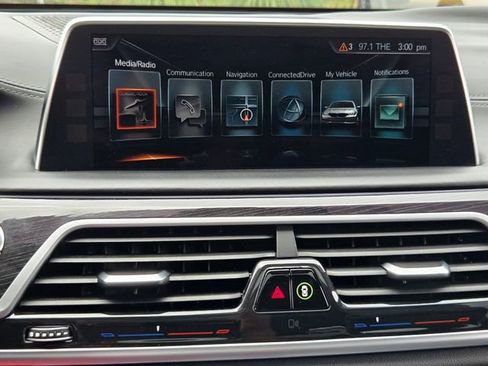 Used 2017 BMW 750i RWD image 21
