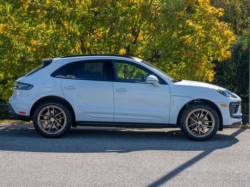 Certified 2025 Porsche Macan image 8