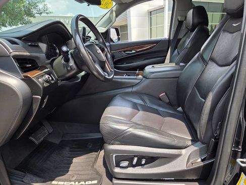 Used 2020 Cadillac Escalade Premium Luxury RWD image 3