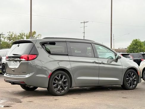 Used 2020 Chrysler Pacifica Limited FWD image 40