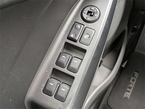 Used 2017 Kia Forte LX image 19