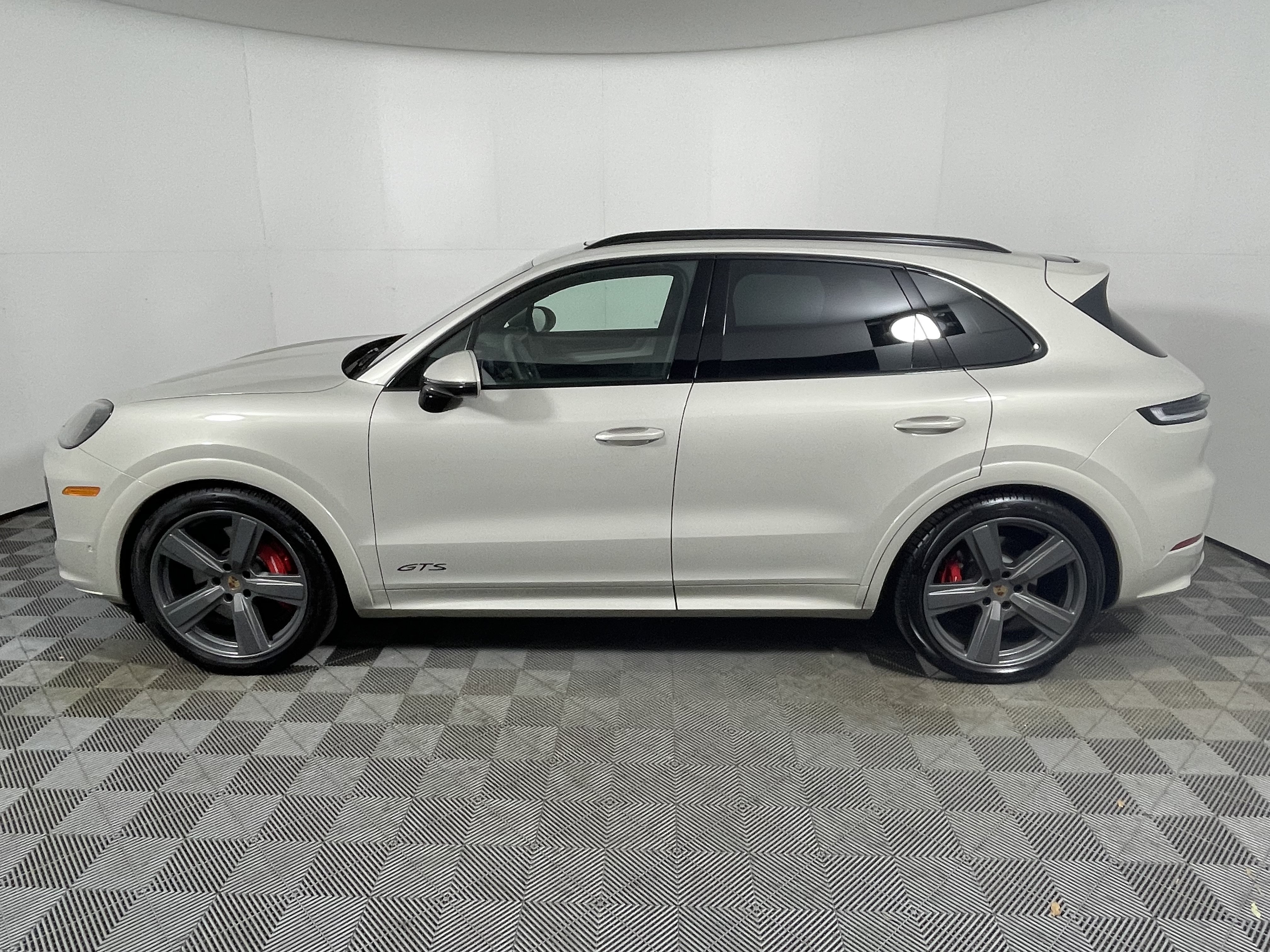 Used 2025 Porsche Cayenne GTS AWD/4WD image 2