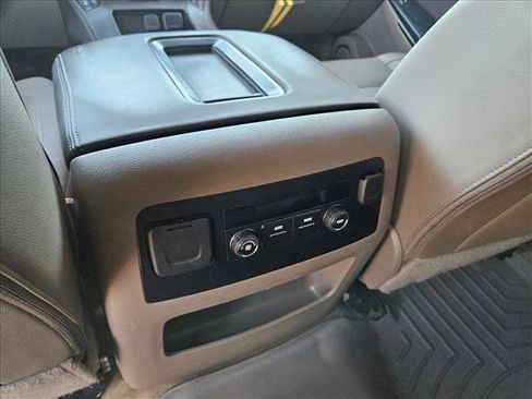 Used 2018 Chevrolet Suburban LT image 17