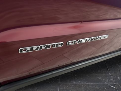 Used 2019 Jeep Grand Cherokee Laredo AWD/4WD image 35