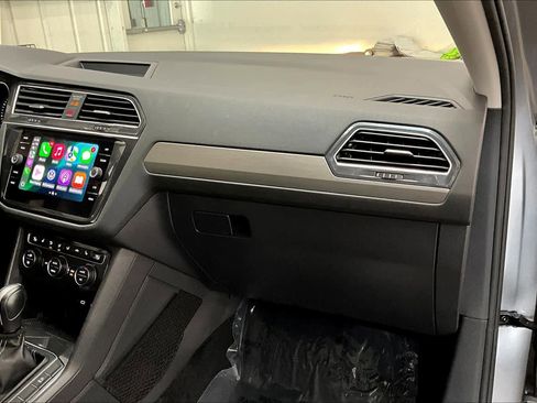 Used 2021 Volkswagen Tiguan SE image 18