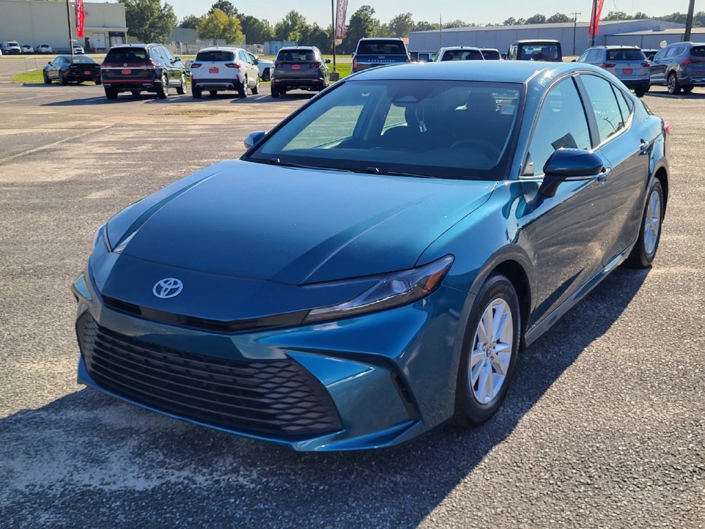 Used 2025 Toyota Camry LE FWD image 5