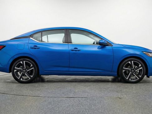 Used 2025 Nissan Sentra SV FWD image 9