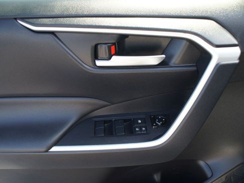 Used 2019 Toyota RAV4 XLE w/ Convenience Package FWD image 29