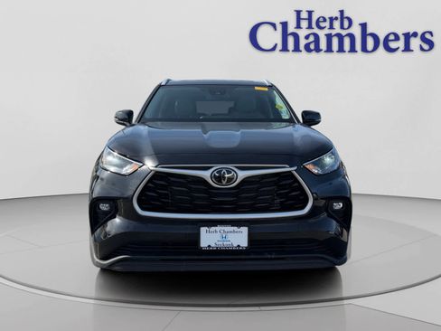 Used 2023 Toyota Highlander XLE image 2