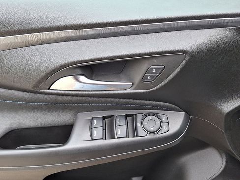 Used 2025 Buick Envista Sport Touring w/ Convenience I Package FWD image 10