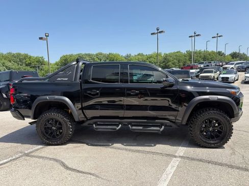 Used 2025 Chevrolet Colorado ZR2 w/ Midnight Edition AWD/4WD image 8