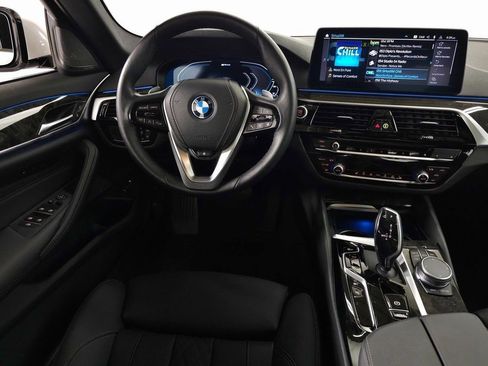 Used 2023 BMW 530e xDrive w/ Premium Package image 19