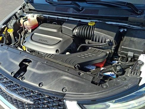 Certified 2024 Chrysler Pacifica Touring-L FWD image 33