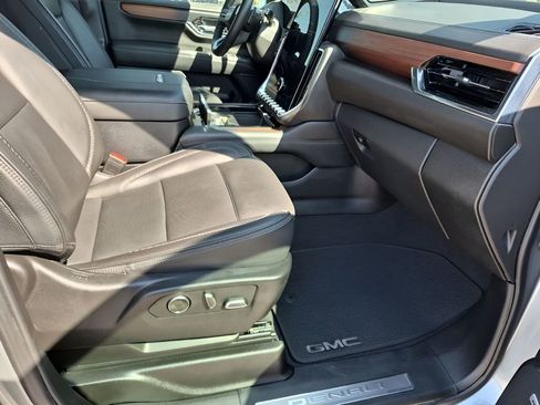 Used 2025 GMC Yukon XL Denali image 16