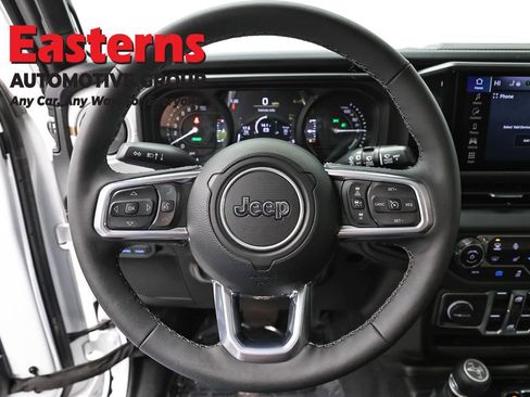 Used 2025 Jeep Wrangler Unlimited Sahara AWD/4WD image 10