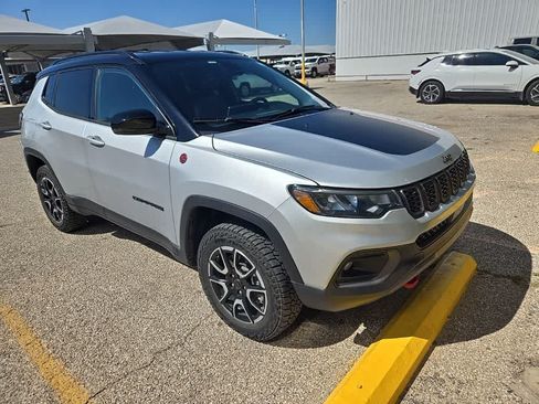 Used 2025 Jeep Compass Trailhawk AWD/4WD image 2