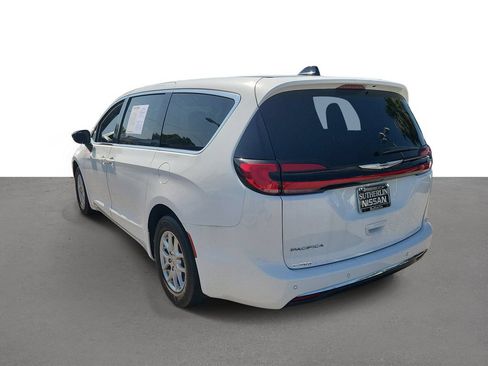 Used 2024 Chrysler Pacifica Touring FWD image 4