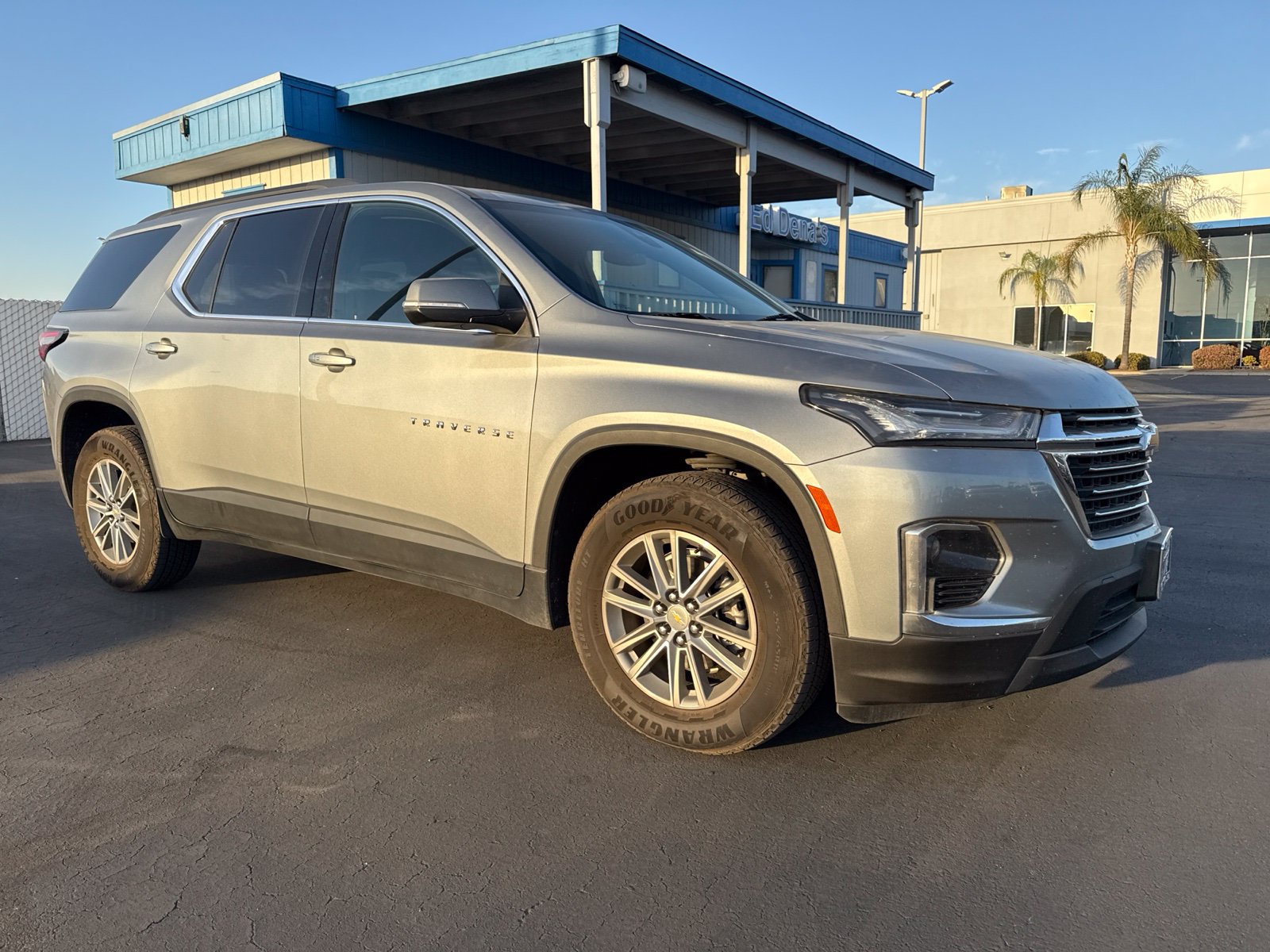 Used 2023 Chevrolet Traverse LT FWD image 1