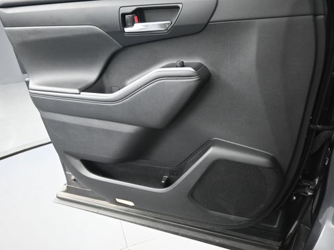 Certified 2024 Toyota Highlander XLE image 16