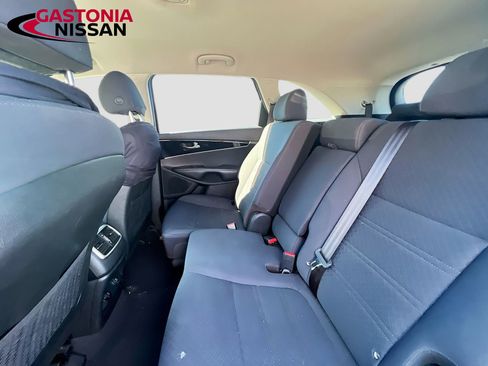 Used 2018 Kia Sorento LX image 32