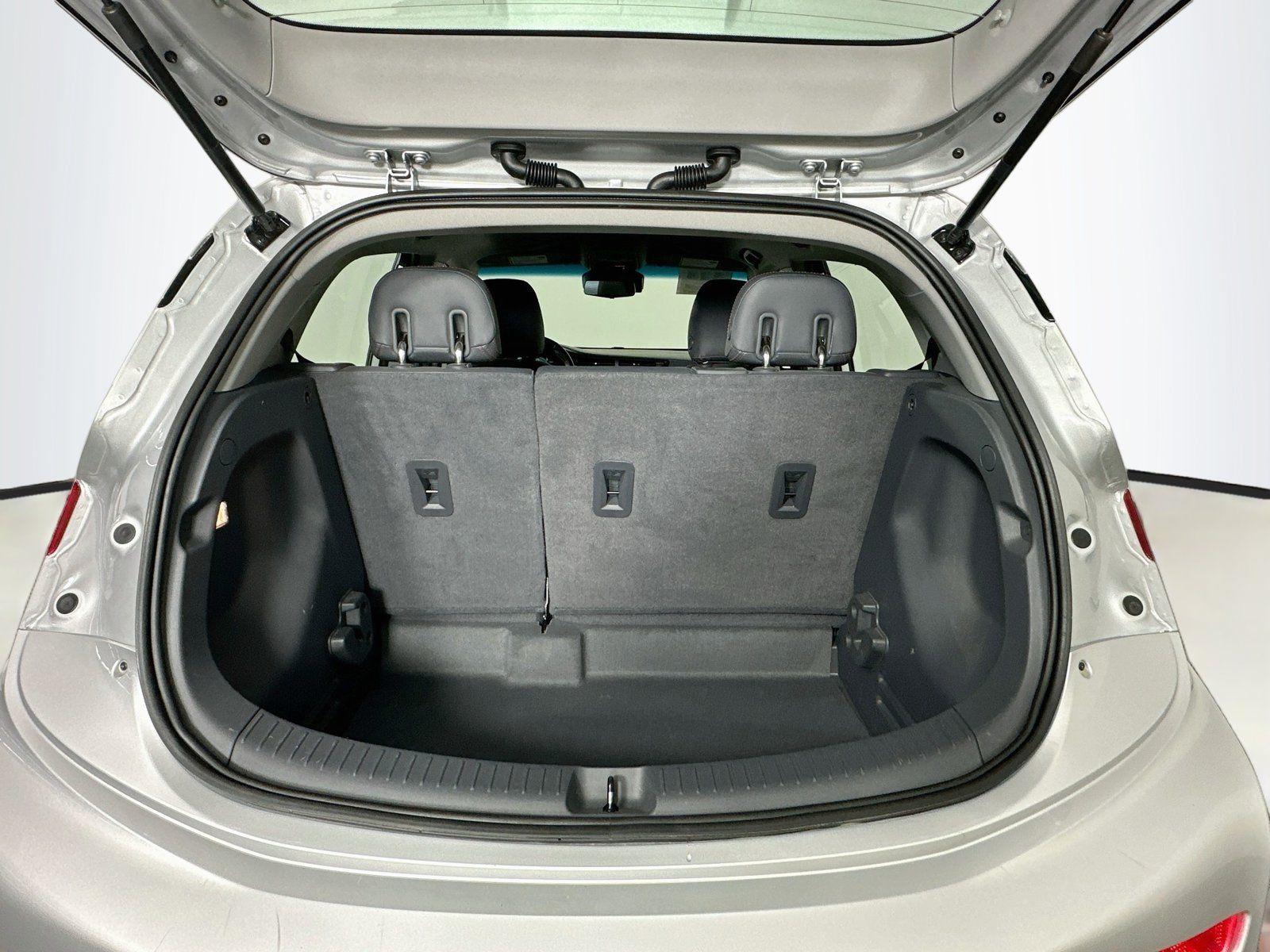 Used 2019 Chevrolet Bolt Premier w/ Infotainment Package FWD image 26