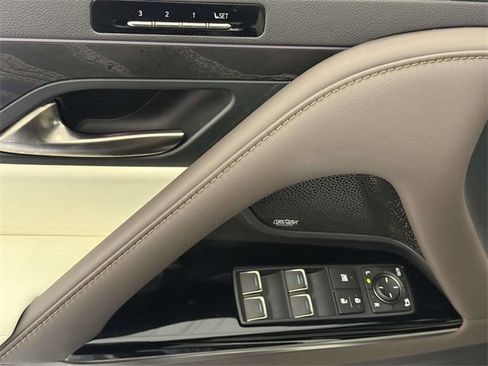 Used 2023 Lexus LX 600 4WD w/ Luxury Package image 21