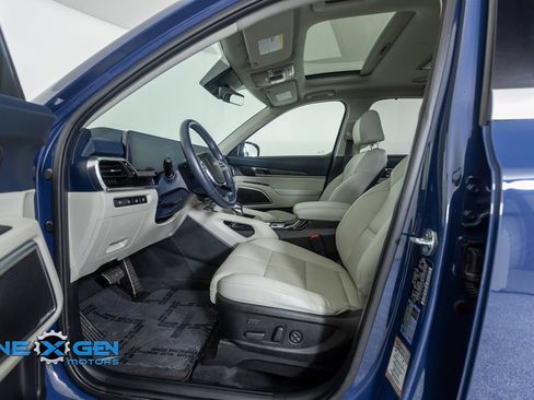 Used 2025 Kia Telluride SX w/ SX Captain's Chair Package AWD/4WD image 12