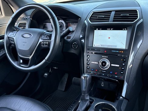 Used 2017 Ford Explorer Limited FWD image 3