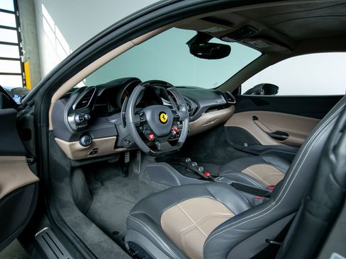 Used 2016 Ferrari 488 GTB image 5