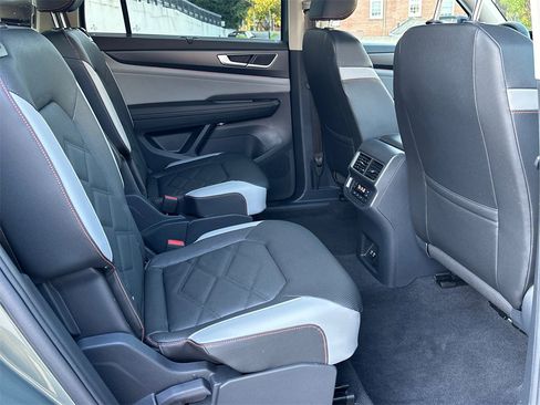 Used 2025 Volkswagen Atlas Peak Edition SE image 15