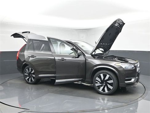 Used 2024 Volvo XC90 T8 Ultimate w/ Lounge Package image 54